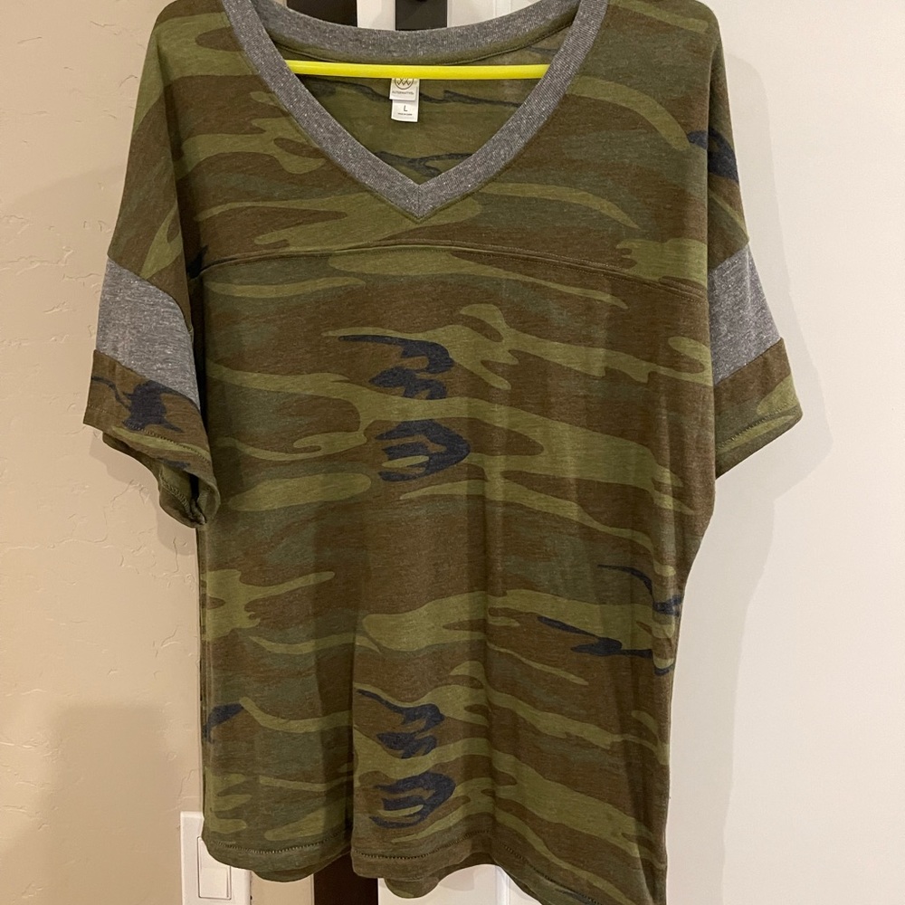 Alternative Apparel Camo Tee size Large